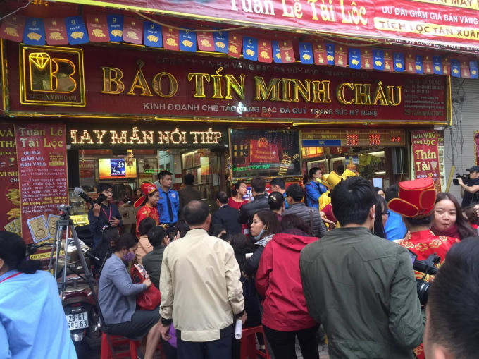 Cảnh tượng hàng chục người chờ mua hàng bên ngoài cửa tiệm vàng Bảo Tín Minh Châu.