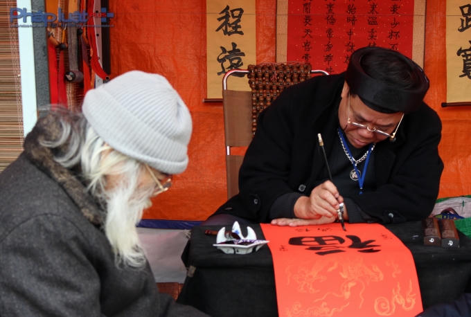 Hình ảnh ông đồ với bút lông, mực tàu, giấy đỏ, nghiên mài mực đã trở nên thân thuộc mỗi dịp xuân về. (Ảnh: Đức Biên)