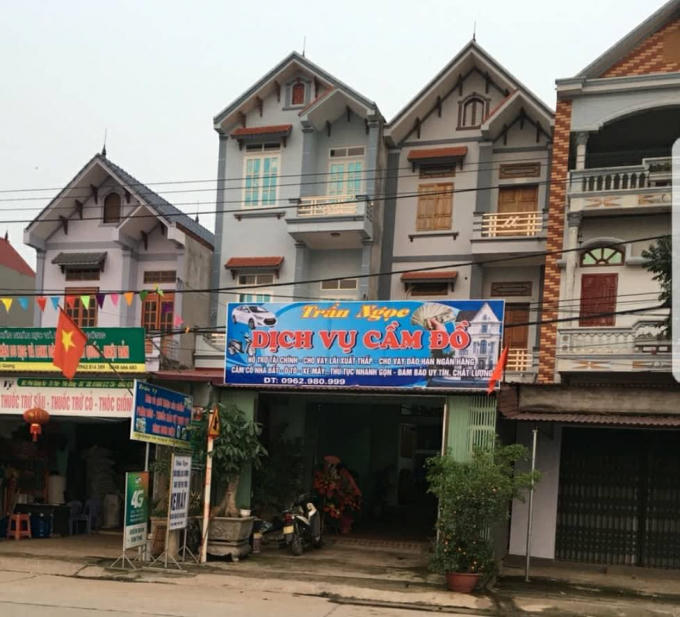 Căn nhà (giữa) mà ông Ngọc sinh sống đến nay đã gần 15 năm nhưng vẫn chưa có sổ đỏ. Ấy vậy mà các hộ liền kề lại có sổ đỏ?