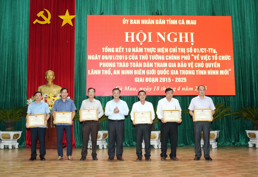 Ông Hồ Trung Việt - Ủy viên BTV Tỉnh ủy, Trưởng Ban Tuyên giáo, Dân vận Tỉnh ủy Cà Mau, tặng Bằng khen của UBND tỉnh cho các cá nhân.
