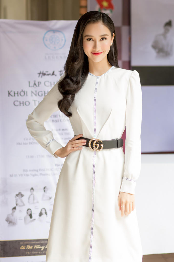Hà Thu diện đầm thanh lịch, chia sẻ công thức thành công với sinh viên