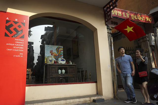 Bức tranh gà được trưng bày tại phòng tranh của một họa sỹ phố Lý Quốc Sư.