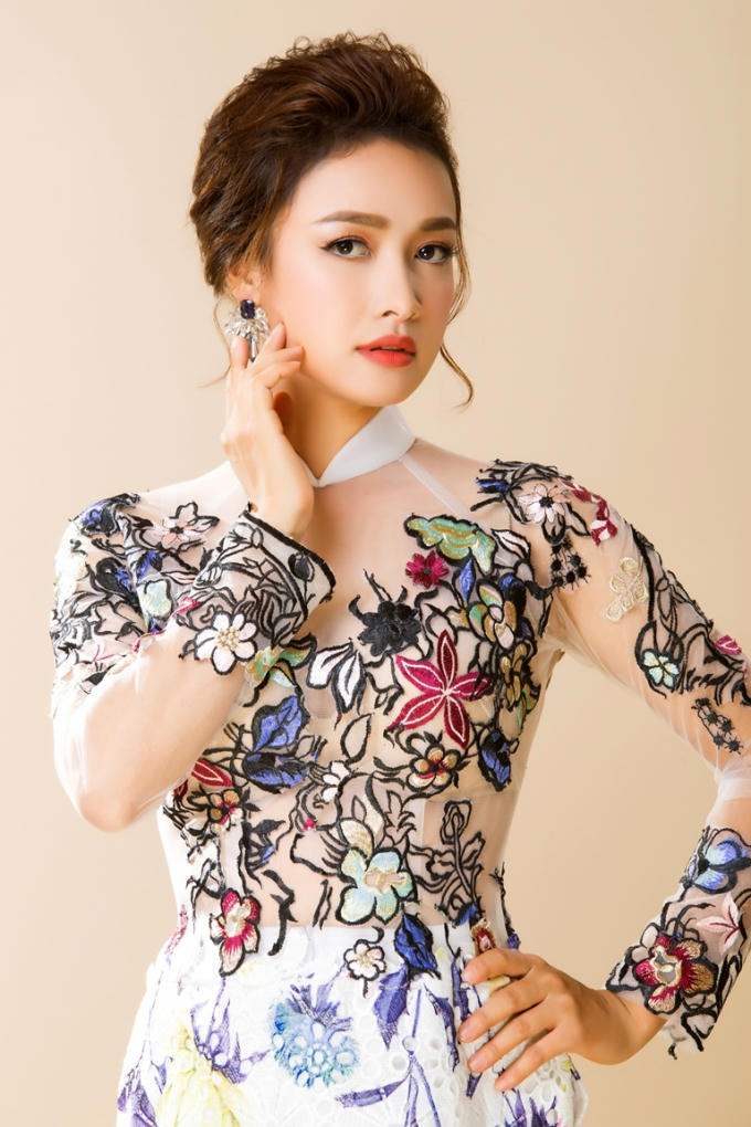 L&ecirc; B&ecirc; La dịu d&agrave;ng đến bất ngờ trong t&agrave; &aacute;o d&agrave;i