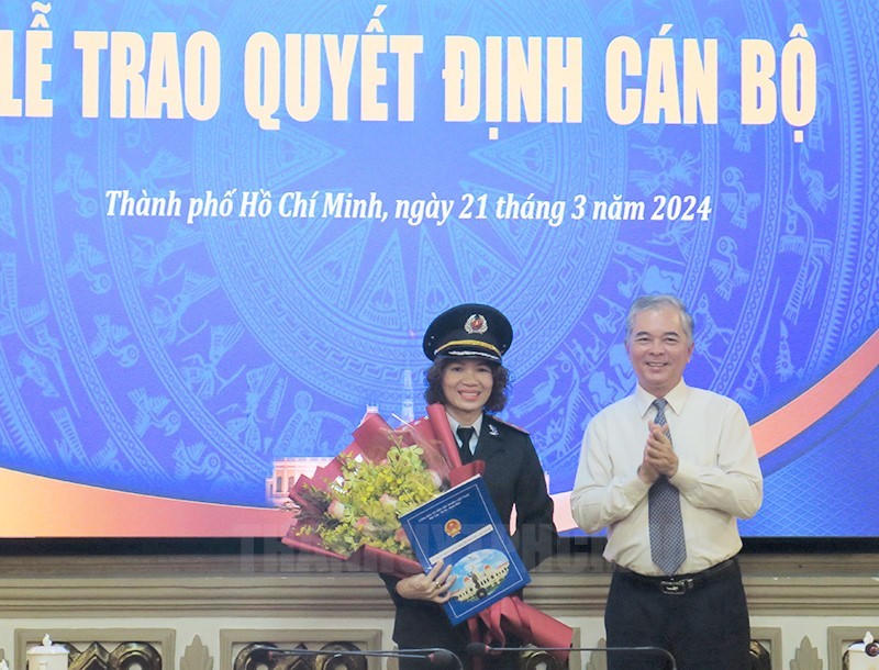 Phó Chủ tịch UBND TP.HCM Ngô Minh Châu trao quyết định cho bà Đinh Thị Thu.