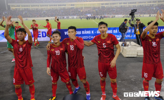 Cầu thủ U23 Việt Nam ăn mừng cùng cổ động viên tại Mỹ Đình.