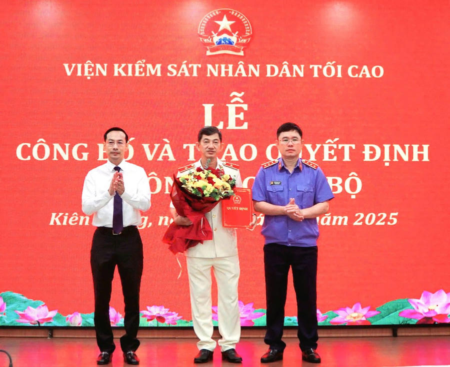Ông Nguyễn Thanh Nhàn - Chủ tịch UBND tỉnh Kiên Giang và ông Nguyễn Đức Thái - Phó Viện trưởng VKSND Tối cao trao quyết định bổ nhiệm lãnh đạo VKSND tỉnh An Giang mới cho ông Nguyễn Ngọc Phúc.