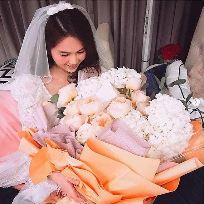 Ngọc Trinh được bạn trai tặng bó hoa lớn nhân ngày Valetine