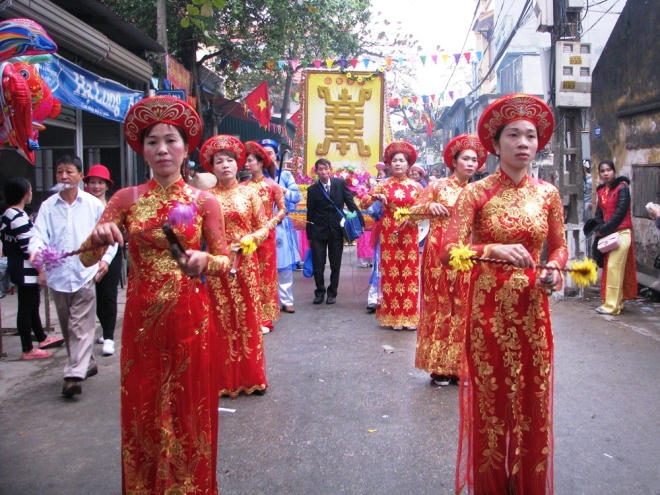 Đội nhạc bát âm đi trước chữ thọ.