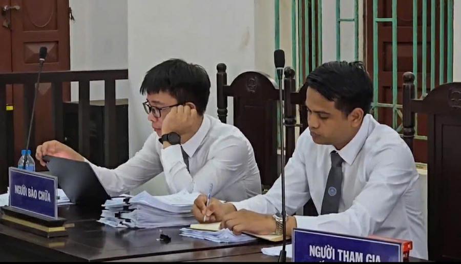Luật sư Trần Xuân Thành (bìa trái) tại phiên toà.
