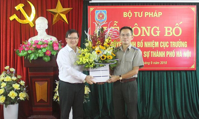 Q. Tổng cục THADS Mai Lương Khôi chúc mừng ông Lê Xuân Hồng.