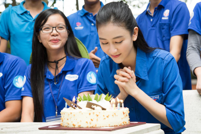 H&agrave; Thu x&uacute;c động khi được sinh vi&ecirc;n t&igrave;nh nguyện tổ chức sinh nhật bất ngờ