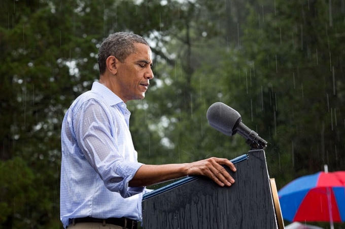 Ông tốt nghiệp Đại học Columbia và Đại học Luật Harvard. Obama hoạt động cộng đồng tại Chicago trước khi nhận văn bằng luật. Sau đó, ông làm luật sư về dân quyền và dạy luật hiến pháp tại Trường Đại học Luật Chicago từ năm 1992 đến 2004. (Ảnh: Pete Souza)