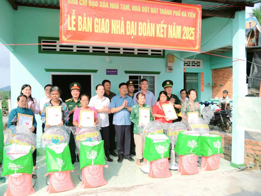 Ông Nguyễn Tiến Hải - Bí thư Tỉnh uỷ cùng các đại biểu tham dự lễ bàn giao nhà Đại đoàn kết cho những người dân khó khăn.