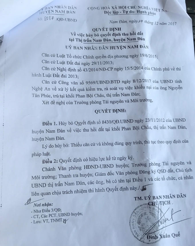 UBND huyện Nam Đàn ban hành Quyết định hủy bỏ quyết định thu hồi đất của gia đình ông Nguyễn Tân Phúc nhưng không gửi cho gia đình ông được biết. Chỉ đến khi ra tòa, cá nhân ông mới được xem những Quyết định quan trọng này.