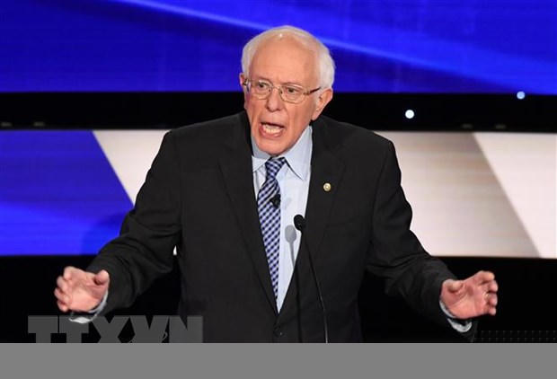 Thượng nghị sỹ độc lập bang Vermont Bernie Sanders phát biểu tại buổi tranh luận trực tiếp trên truyền hình lần thứ 7 ở Des Moines, bang Iowa, Mỹ. (Ảnh: AFP/TTXVN)