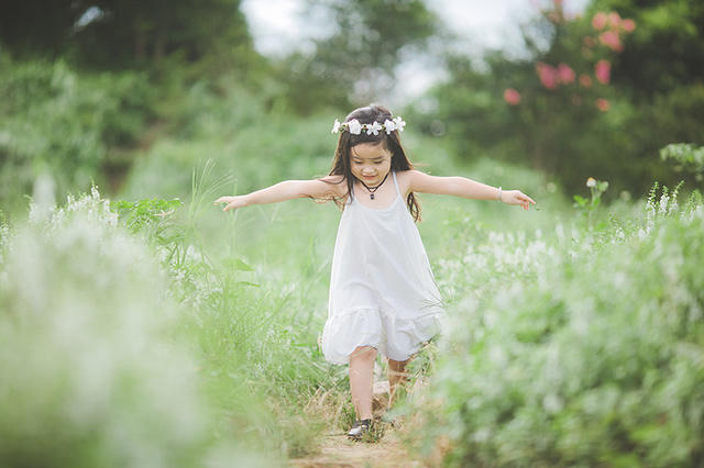 Mẹ của bé Ngọc, chị Nguyễn Hồng Hải cũng là một người có sở thích chụp ảnh. Chị truyền cảm hứng cho con gái và quyết định chụp bộ ảnh này để làm kỉ niệm cho con.