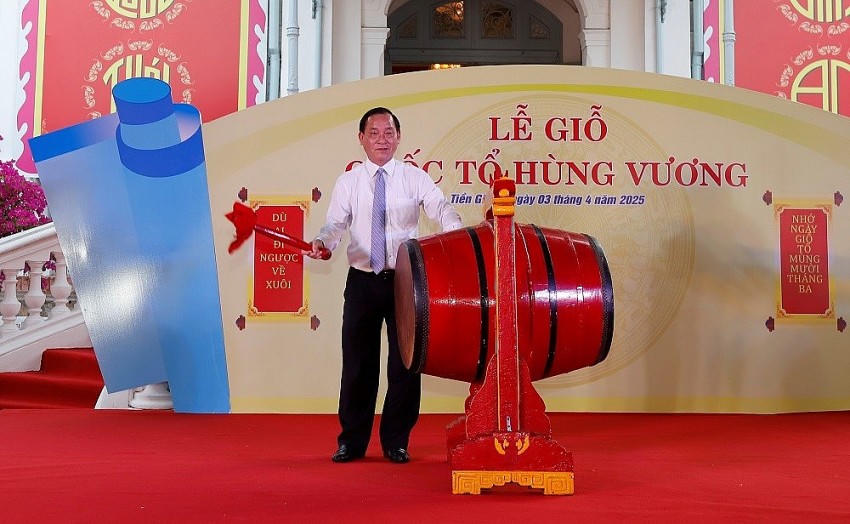 Phó Bí thư Tỉnh ủy, Chủ tịch UBND tỉnh Tiền Giang Nguyễn Văn Vĩnh đánh trống khai mạc buổi lễ. Ảnh: Xuân Uyên
