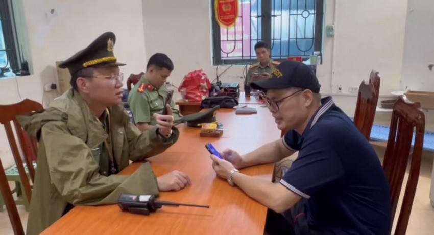 Người đàn ông bị lập biên bản xử lý về hành vi "xếp ghế, giữ chỗ" xem diễu binh tại vỉa hè.
