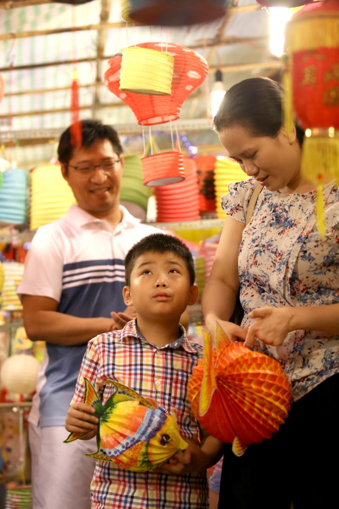 Nhiều lồng đèn đẹp lung linh khiến cho cậu bé này đang phân vân không biết chọn loại nào.