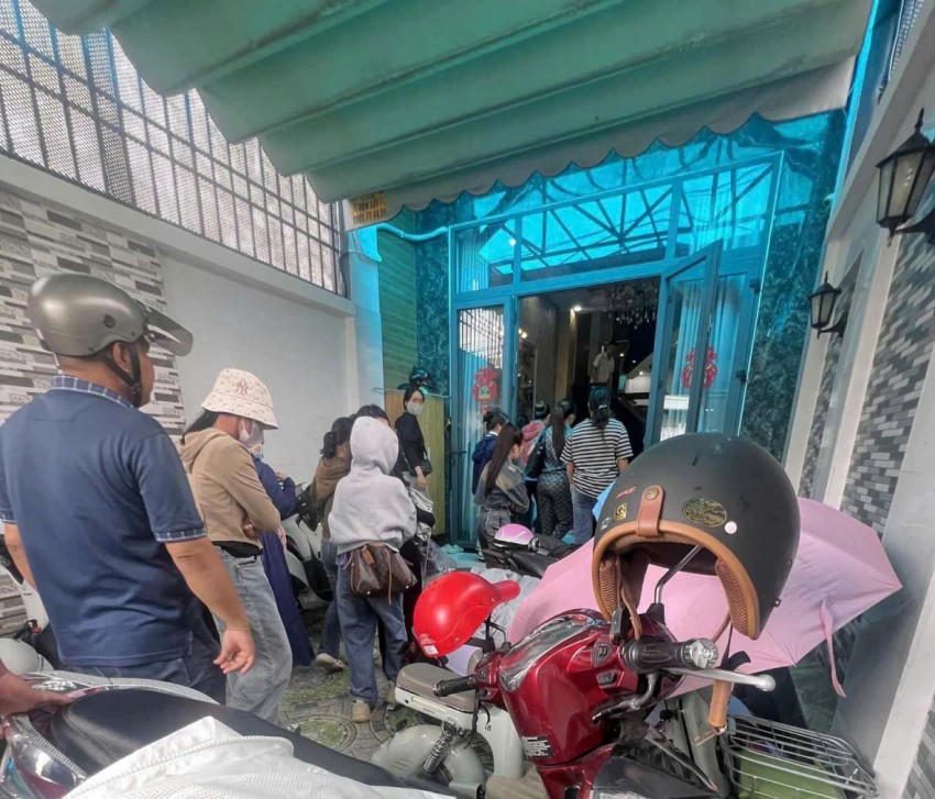 Người dân kéo đến nhà bà Nguyễn Thị Mỹ D.