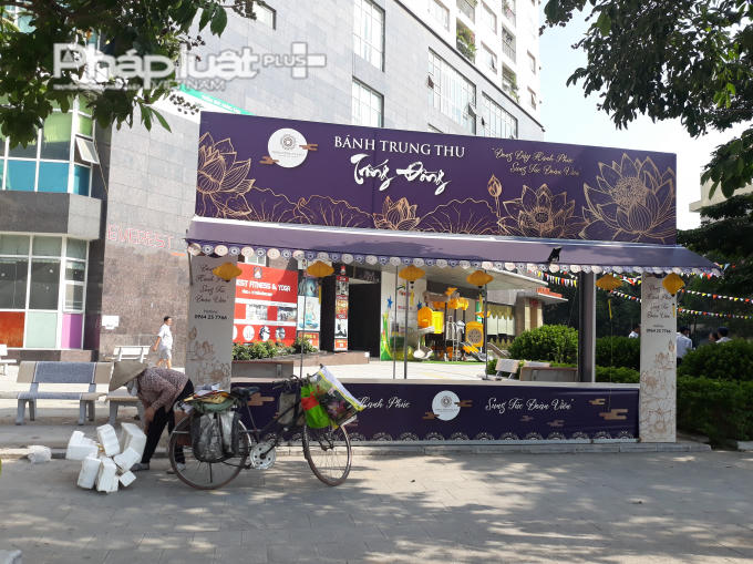 Phần lớn quầy bánh đã được dọn dẹp, các nhân viên đã nghỉ bán