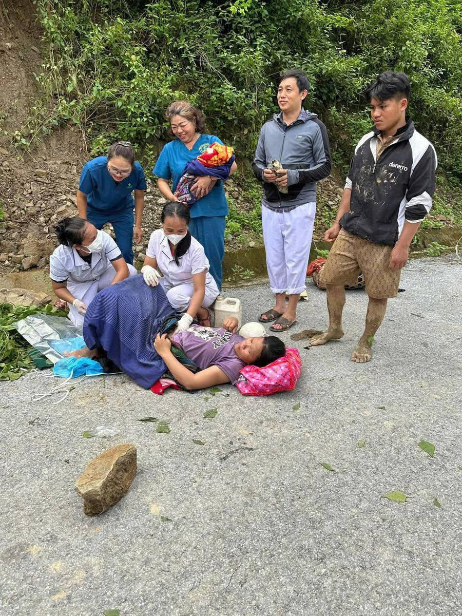 Chị Hà "vượt cạn" thành công ngay vùng sạt lở dưới sự hỗ trợ của các "thiên thần áo trắng".