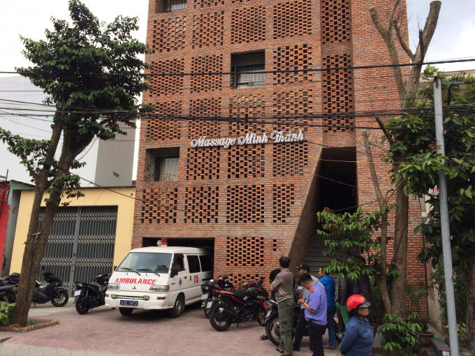 Khuyên nhủ bất thành, Hiện sát hại bạn gái trong quán massage rồi tự vẫn.