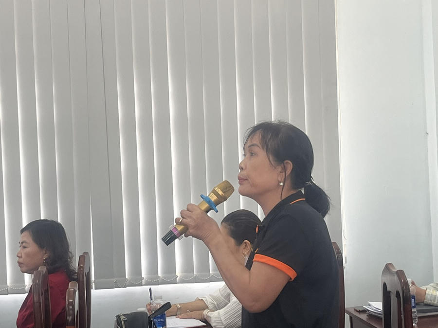 Cử tri Nhơn Trạch nêu ý kiến tại buổi tiếp xúc.