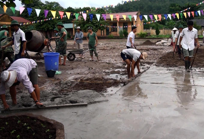 Cán bộ, giáo viên Trường Tiểu học Nà Hỳ số 2 (xã Nà Hỳ) đổ bê tông sân trường.