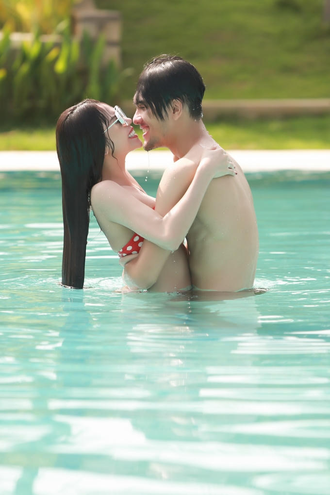 Trà Ngọc Hằng quyến rũ bên mẫu  Tây tại bể bơi.