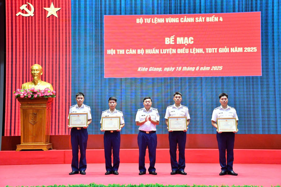Đại tá Trần Nguyên Lai - Ủy viên Ban Thường vụ Đảng ủy, Phó Tư lệnh, Tham mưu trưởng Bộ Tư lệnh Vùng Cảnh sát biển 4, Trưởng ban tổ chức Hội thi trao tặng giấy khen cho các cá nhân đạt thành tích xuất sắc trong Hội thi