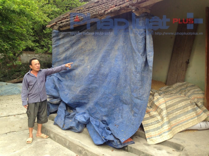 Để cản bớt lượng bụi đá bay vào nhà, các hộ dân ở đây phải căng bạt để che chắn.