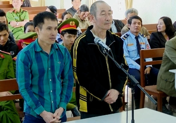 Hai bị cáo tại phiên tòa.
