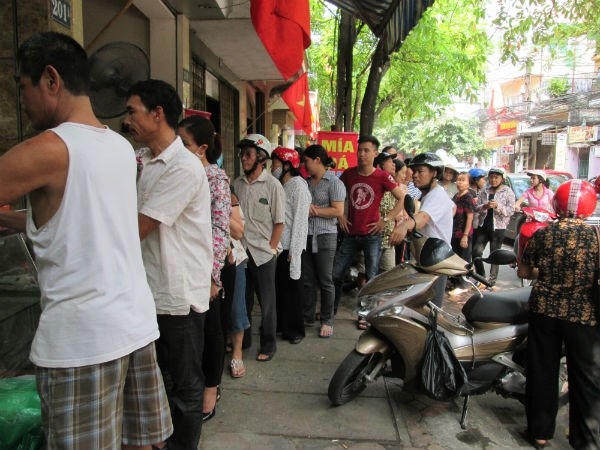 Dừ thời tiết hơi nóng nhưng mọi người vẫn kiên trì đứng đợi đến lượt mình: Ảnh Diệu Thuỳ.