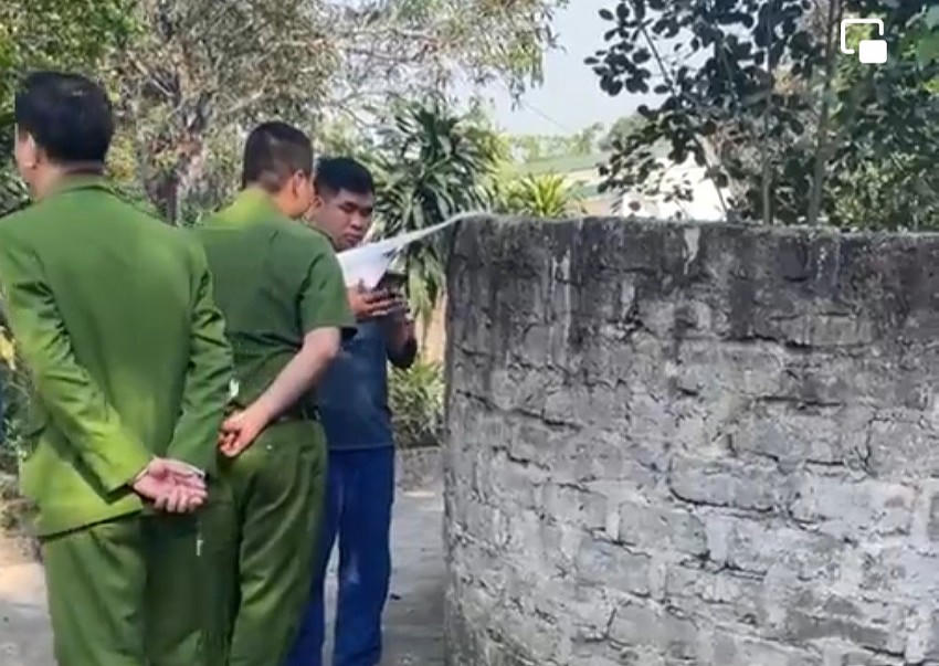 Lực lượng chức năng khám nghiệm hiện trường vụ án mạng.