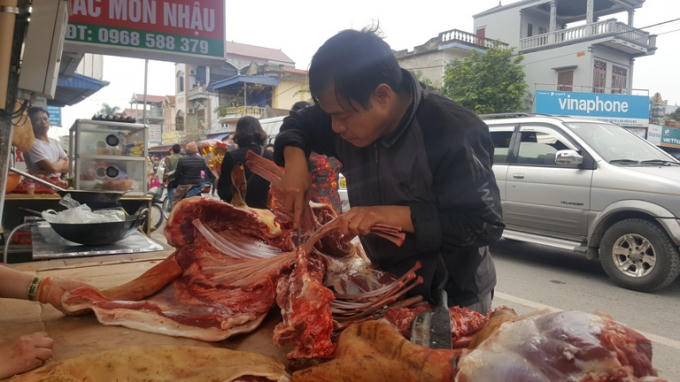 Phong ph&uacute; h&agrave;ng h&oacute;a tại phi&ecirc;n chợ &ldquo;mua may, b&aacute;n rủi&rdquo;