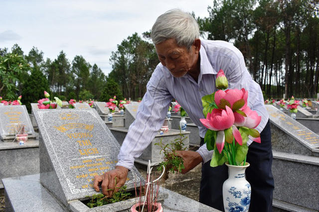 Với bước chân tập tễnh, chậm rãi ở tuổi xế chiều, người cựu chiến binh ấy vẫn lặng lẽ lần bước qua từng ngôi mộ, tỉ mỉ nhổ cỏ dại, lau những vết bụi phủ mờ trên những tấm bia.
