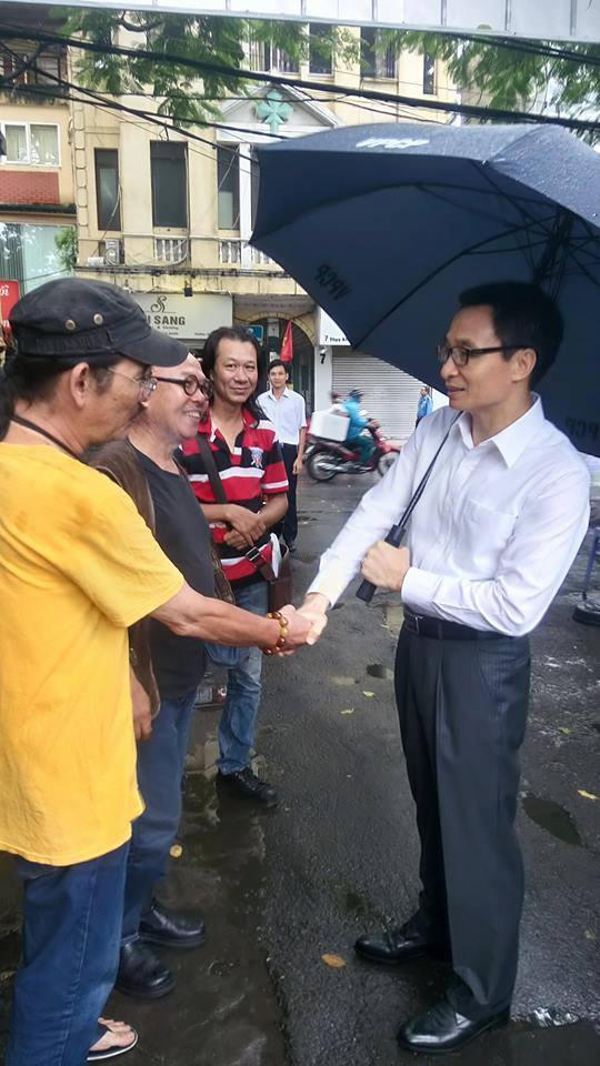 Phó Thủ tướng Vũ Đức Đam bắt tay các nghệ sỹ trước khi rời khỏi nơi thị sát. Ảnh: Lê Đình Kiên.