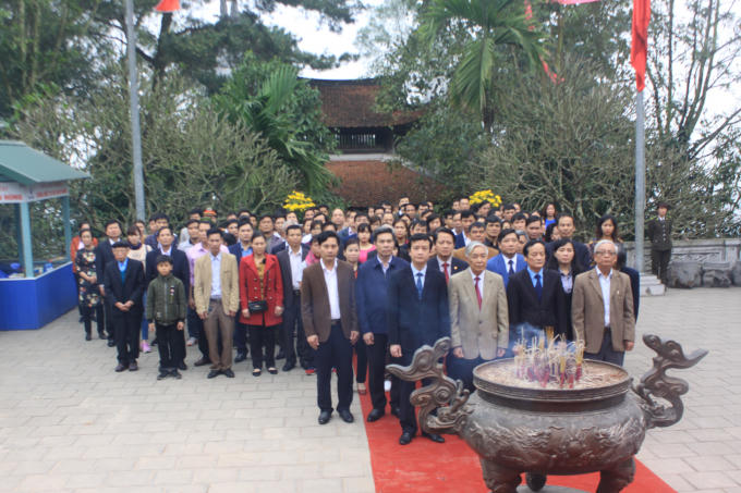 Lãnh đạo tỉnh Phú Thọ cùng bà con nhân dân dâng hương tại đền thờ Tổ Mẫu Âu Cơ.