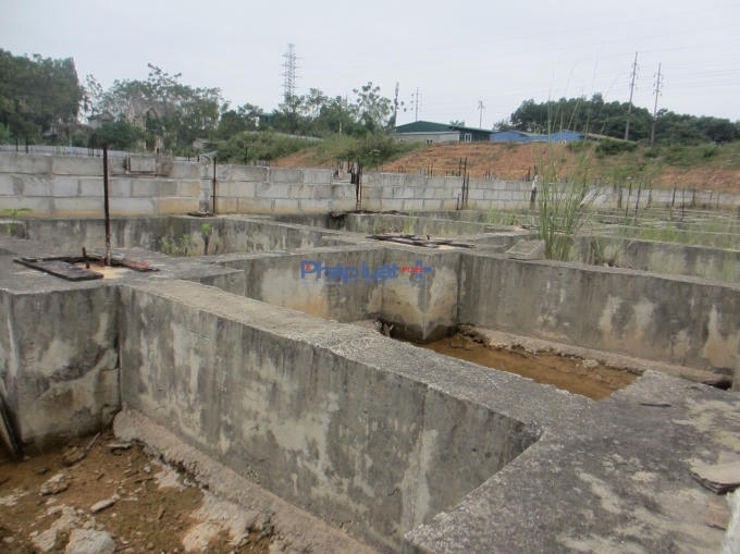 Một phần móng của dự án bị ngừng thi công 4 năm nay.