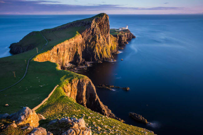 Đảo Skye, Scotland: Xuất phát từ làng chài Portree, du khách sẽ bắt đầu hành trình khám phá hòn đảo nổi tiếng với vách núi ven biển, ngọn hải đăng và hồ nước đẹp