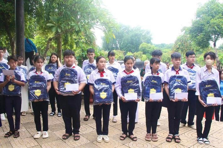 Đoàn công tác tặng quà cho học sinh vượt khó tại Tây Ninh.
