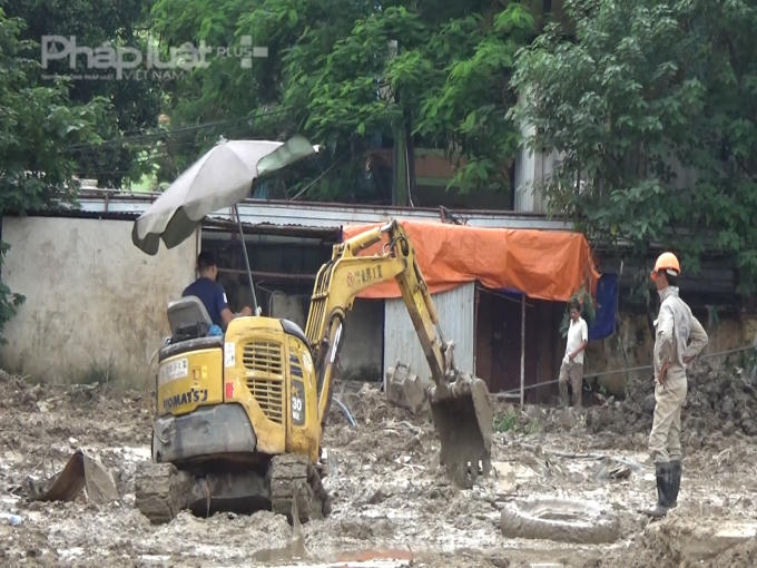 Công nhân và máy móc đang tiến hành thi công trên khu đất của dự án