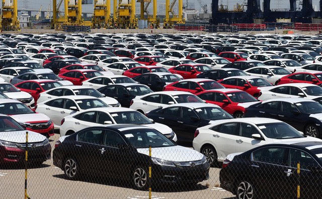 Xe nhập về ùn ùn, xe trong nước ứ đọng, dân Việt vẫn mua xe giá đắt
