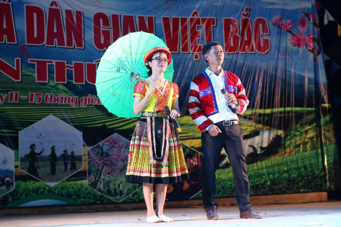 Một tiết mục văn nghệ của cô gái Thái và chàng trai Mường tại lễ hội.