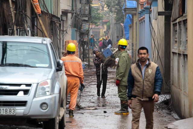 Chiều 4/1, khắp đường làng, ngõ xóm gần nơi phát nổ vẫn ngổn ngang đất đá, vật liệu, người dân tất bật dọn dẹp để ổn định lại sinh hoạt.