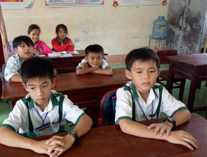 Em Nguyễn Nhật Nam (hàng đầu bìa phải) trong một buổi lên lớp. Ảnh: T.T
