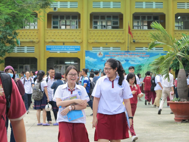 Học sinh lớp 12 TPHCM hớn hở sau kỳ thi THPT quốc gia 2018.