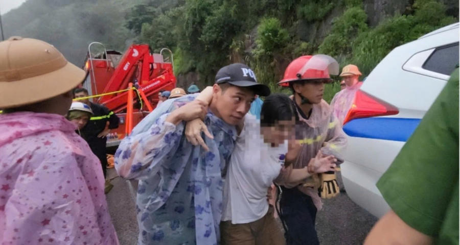 Người phụ nữ được lực lượng cứu hộ đưa lên khỏi vực sâu khoảng 50 m trong tình trạng bị thương nhẹ. Ảnh: K.P