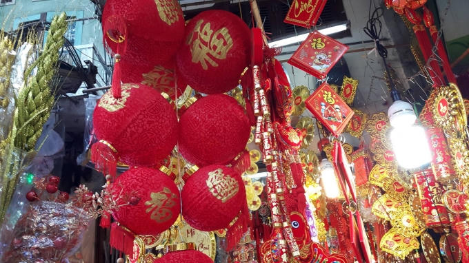 Năm nay, các sản phẩm hàng mã khá đa dạng và màu sắc bắt mắt (ảnh Thanh Huyền).